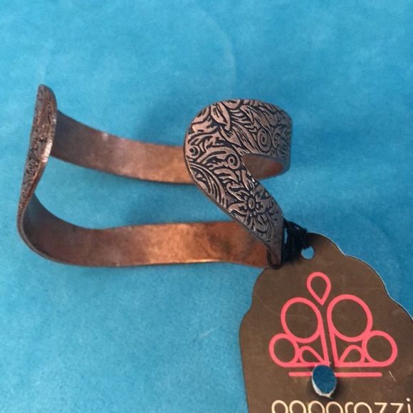NWT Paparazzi Gorgeous Bronze CUFF BRACELET- BRONZE WITH ETCHED FLORAL DETAILS - Picture 3 of 3